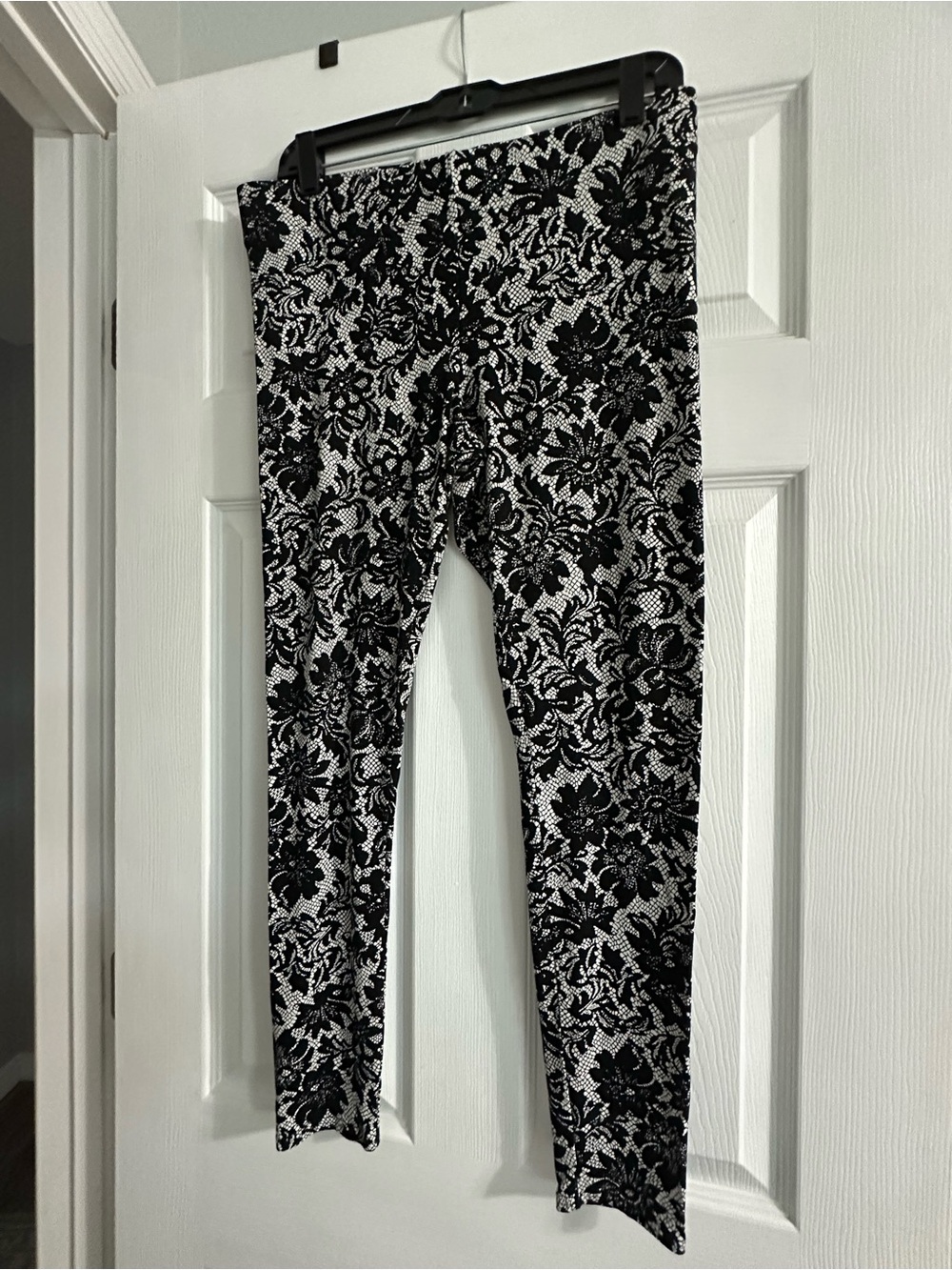 Soma Black and White Floral Leggings size medium